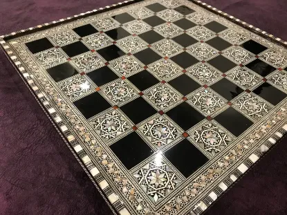 صورة لوح شطرنج مطعّم بالصدف الطبيعي (صناعة يدوية فاخرة من القاهرة)