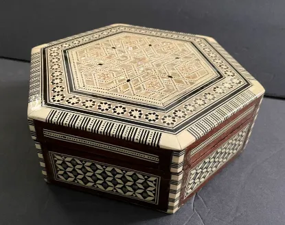 صورة علبة سداسية مطعّمة بالصدف (صناعة يدوية مصرية فاخرة)
